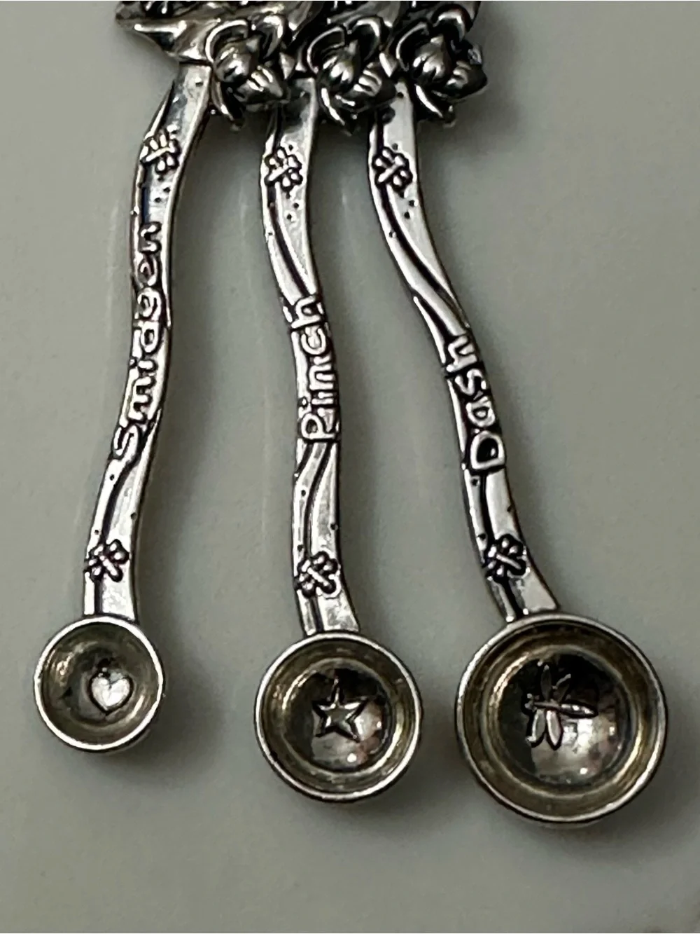 ganz frog dash pinch smidgen measuring spoon set with hook
